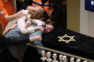 　銃乱射事件の犠牲者の葬儀で悲しむ遺族ら＝１７日、シドニー（ゲッティ＝共同）