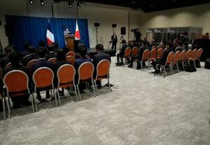 G7サミットを終え、記者会見する高市首相(左奥)。各国首脳の移動に伴う交通規制の影響で多くの記者が会場に移動できず、少人数での開催となった=17日、フランス東部アルシャン(共同)