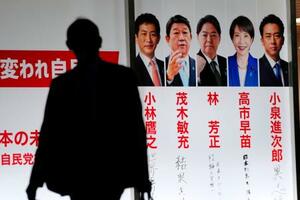 明かりで照らし出された、自民党総裁選立候補者のボード=3日夕、東京・永田町
