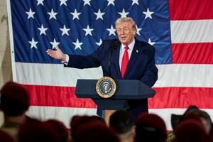 　米ノースカロライナ州フォートブラッグで兵士を前に発言するトランプ大統領＝１３日（ＡＰ＝共同）