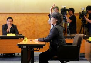 静岡県伊東市議会の百条委員会で、証人尋問に応じる田久保真紀市長=13日午前