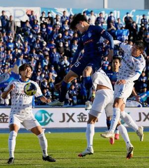 　水戸―大分　後半、ヘディングで先制ゴールを決める水戸・多田（中央上）＝Ｋｓスタ