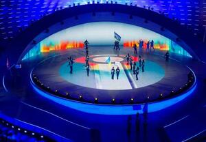 　ミラノ・コルティナ冬季パラリンピックの開会式で入場するウクライナの国旗。選手団は開会式への参加をボイコットした＝６日、イタリア・ベローナ（共同）