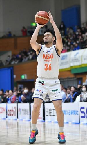 湘南-新潟 シュートするポーグ健=神奈川県の茅ケ崎市総合体育館(新潟アルビレックスBB提供)