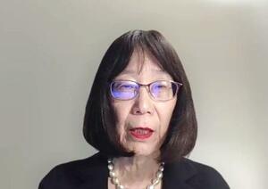 オンライン記者会見するICCの赤根智子所長=27日