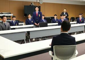 全国大会出場を前に意気込みを語るYBCの選手たち=燕市役所