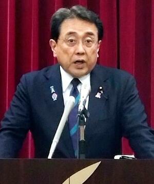 記者会見する赤沢経済再生相=27日午後、内閣府