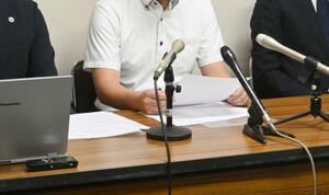 提訴後に記者会見する原告の男性ら=19日午後、大津市