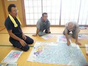 農地集約の「地図」について話し合う、柏崎市の中通地区集積実行委員会のメンバー=柏崎市