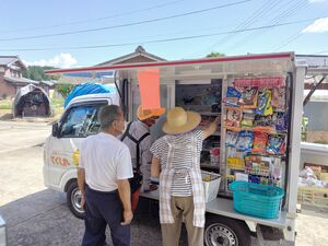 村上市で運行が始まった移動スーパー（ウオロク提供）
