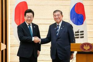 共同記者発表後、韓国の李在明大統領(左)と握手する石破首相=23日午後、首相官邸