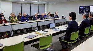 生活保護費引き下げを違法とした最高裁判決を巡り、厚労省を訪れた原告ら=22日午後