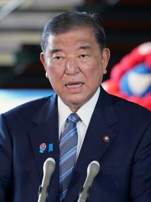 日米関税交渉について、記者団の取材に応じる石破首相=23日午前、首相官邸