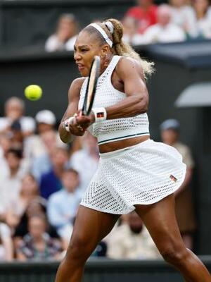 女子シングルス1回戦でプレーするセリーナ・ウィリアムズ=ウィンブルドン(共同)