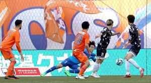 新潟－札幌。前半４１分、相手の決定機を防ぐＧＫ小島＝ビッグスワン