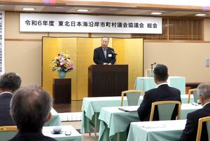 国などへの要望活動方針を決めた、東北日本海沿岸市町村議会協議会の2024年度の総会=村上市瀬波温泉2