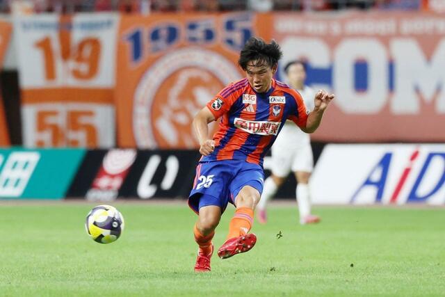 新潟－川崎　前半、パスをさばくＤＦ藤原奏哉＝ビッグスワン