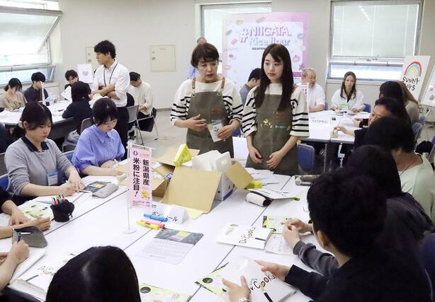 米粉スイーツ開発プロジェクトに参加する事業者と打ち合わせをする学生