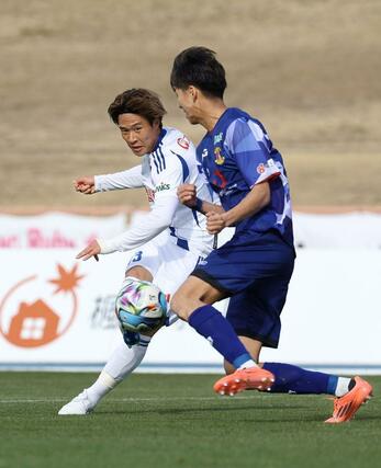 後半、ゴールを狙うＭＦ落合陸＝ロートフィールド奈良