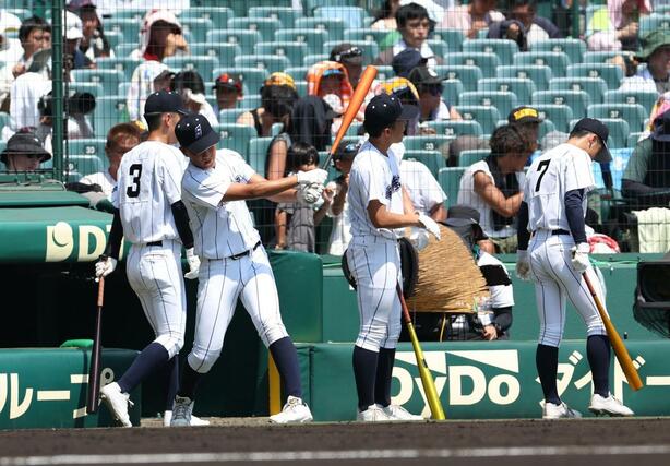 試合前素振りする新潟産大付ナイン