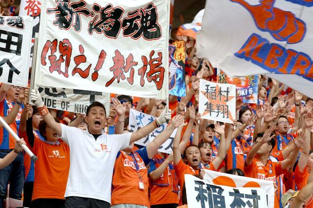 新潟－町田　試合前、声援を送るサポーター＝ビッグスワン