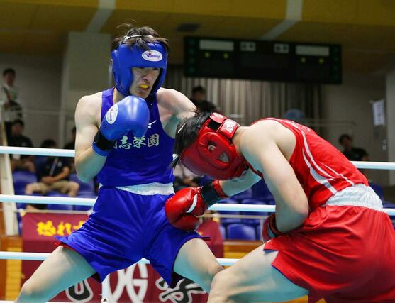 男子ライト級準々決勝　巧みな試合運びで接戦を制した開志学園の主将、天井澤祐志＝８月１日、岡山県の玉野市総合体育館