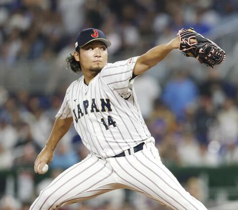 ベネズエラ戦の６回に登板した伊藤＝マイアミ（共同）