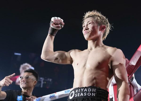 中谷潤人に判定勝ちして世界戦２８連勝とし、声援に応える井上尚弥＝東京ドーム