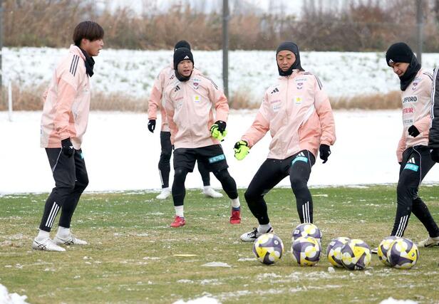 新潟で最後の全体練習に臨むDF千葉和彦(中央右)とDF堀米悠斗(中央左)=聖籠町