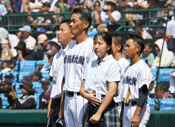 花咲徳栄－新潟産大付　校歌斉唱する新潟産大付ナインを見守る吉野公浩監督（左から２番目）ら＝８月９日、甲子園