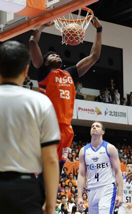 新潟-東京Z 第1クオーター、ダンクシュートを決めるムトンボ=アオーレ長岡