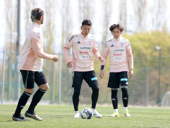 Ｊ２新潟　百年構想第１１節前日　昨季まで所属した古巣との対戦を迎えるＤＦ加藤徹也（中央）と、Ｕ－１９日本代表候補トレーニングキャンプに選出されたＤＦ松岡敏也＝２０２６年４月１７日　聖籠町の専用練習場