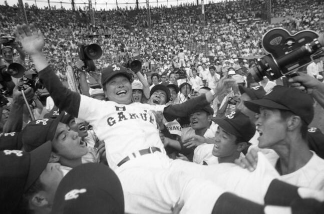 １９７８年夏の甲子園で初の全国制覇を達成し、監督を胴上げするＰＬ学園高ナイン