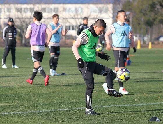 ボールを操るＦＷ小見洋太＝１月２１日、宮崎県西都市の清水台総合公園