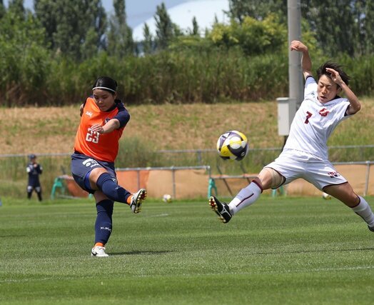 果敢にシュートを放つFW山本結菜