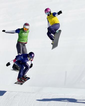 女子スノーボードクロス１回戦　ジャンプする吉田蓮生（右）＝リビーニョ（共同）