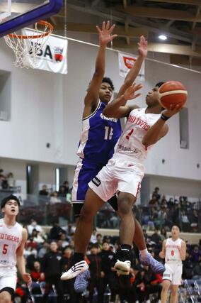 開志国際－柳ケ浦　第２クオーター、リングを攻めるジョーンズ堅太＝東京都北区