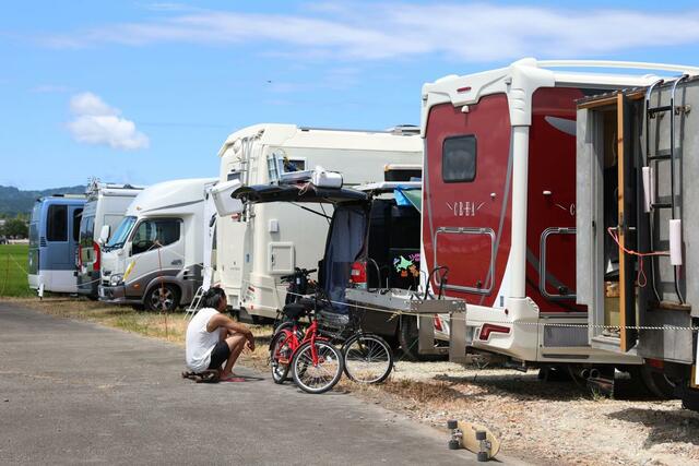ことしから設けられたキャンピングカー専用エリア。車の周りでくつろぐ人の姿が見られた＝２日、長岡市喜多町