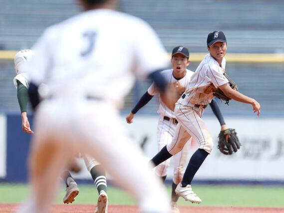 新潟産大付－新発田農　６回新発田農無死一塁、二ゴロから併殺を完成させる新潟産大付の遊撃手五十嵐一弥（右）と二塁手仙海駿＝７月１９日、新潟市中央区長潟のハードオフ・エコスタジアム
