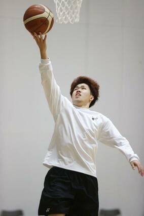 八王子戦に向け、シュート練習をする長尾光輝＝長岡市