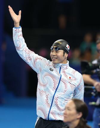 競泳男子100メートルバタフライ予選 プールに入場する水沼尚輝=8月2日、パリ郊外(本社写真映像部・新井田悠)