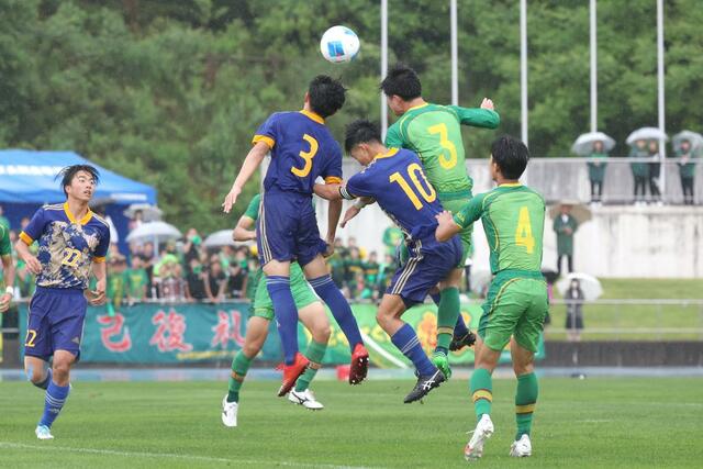 男子サッカー決勝　帝京長岡－開志学園ＪＳＣ　後半、帝京長岡のＤＦ下田蒼太朗が頭で決め４－０＝新発田市五十公野公園陸上競技場