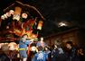 瀬波大祭の夜の屋台巡行で、木やり唄を歌う引き手たち=村上市瀬波浜町