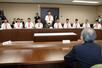 花角英世知事に自己紹介する中越高校のエース雨木天空=県庁