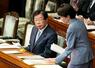 衆院本会議に臨んだ平口法相(左)と高市首相。再審制度見直し案が審議入りした=26日午後