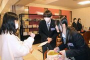 佐渡総合高生のアイデア満載「全国ご当地フェア」ホテル吾妻でスタート！県外のグルメ販売、生徒自身が接客も