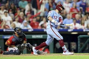 　ブレーブス戦の７回、この試合４本目の本塁打となる４９号３ランを放つフィリーズのシュワバー＝フィラデルフィア（ゲッティ＝共同）