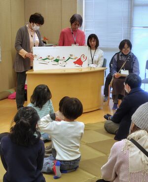 大型絵本などを使った読み聞かせなどで物語の世界を楽しんだイベント=上越市本城町