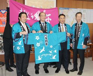 「越後桜を楽しむ会」が寄贈した法被を着た川上博治会長(左から1人目)、加藤博幸市長(同2人目)ら=阿賀野市役所