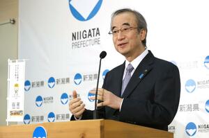 記者会見に臨む花角英世知事=1月29日、新潟市中央区新光町